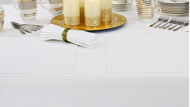 Weiße festliche Tischdecken